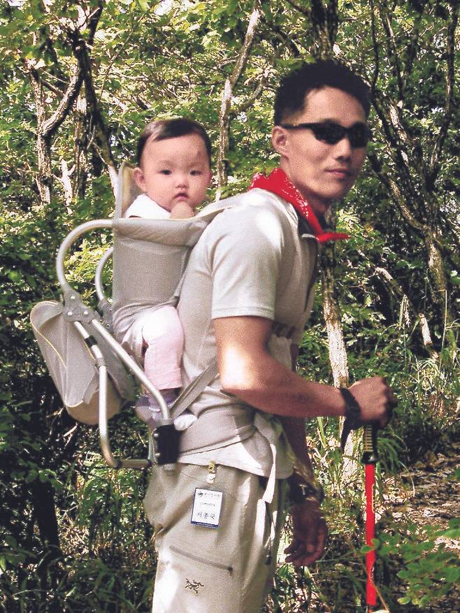 서채현이 생후 7개월 때 아버지 등에 업혀 산에 올라가는 모습. [사진 서종국]