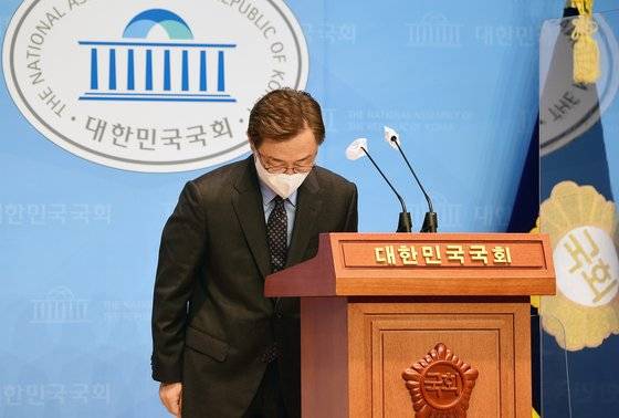 국민의힘 대선 예비후보인 최재형 전 감사원장이 3일 국회 소통관에서 검찰의 청부고발 의혹에 대한 입장문 발표를 마친 뒤 인사하고 있다. 임현동 기자