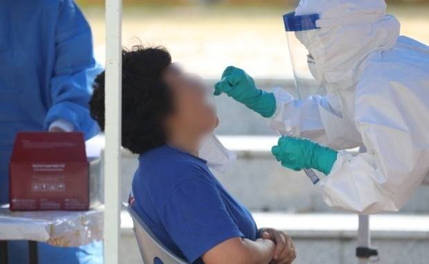 경북 구미시 도량2동에 설치된 임시선별진료소에 한 주민이 검사를 받고 있다. /사진=뉴스1