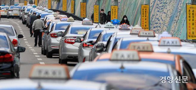 서부역 부근 도로에 승객을 기다리는 택시들이 길게 줄지어 서 있다. /우철훈 선임기자