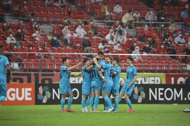 이때는 좋았는데 대구FC 세징야(등번호 11번)가 14일 일본 아이치현 도요타시 도요타 스타디움에서 열린 2021 아시아 챔피언스리그 16강 나고야 그램퍼스와의 원정경기에서 선제골을 넣은 뒤 동료들에게 둘러싸여 축하를 받고 있다.  대구FC 제공