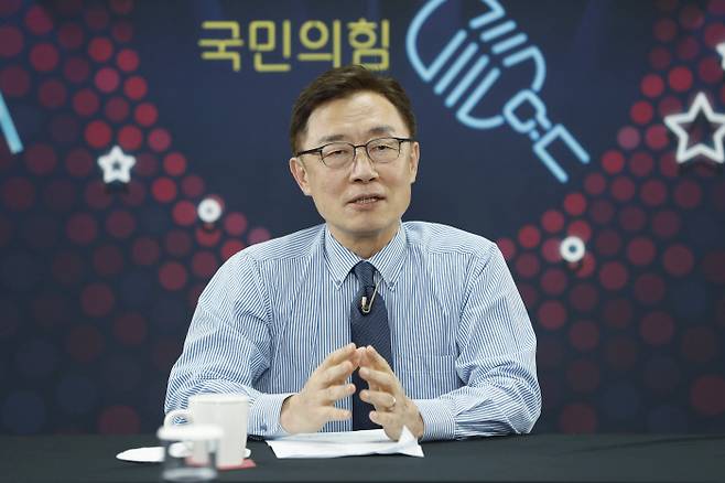 국민의힘 대선 경선 후보인 최재형 전 감사원장이 지난 12일 서울 여의도 중앙당사에서 경선 예비후보 12명을 대상으로 진행된 유튜브 라이브 방송 ‘올데이 라방’에 출연하고 있다. 국회사진기자단