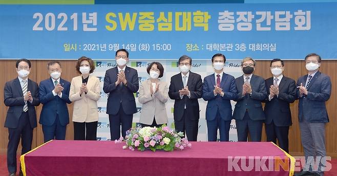 ‘2021년 SW중심대학 총장간담회’에서 2021년 신규 선정된 순천향대(총장 김승우, 왼쪽에서 4번째) 등 9개 대학과 임혜숙 과학기술정보통신부 장관(왼쪽에서 5번째)이 기념촬영을 하고 있다.