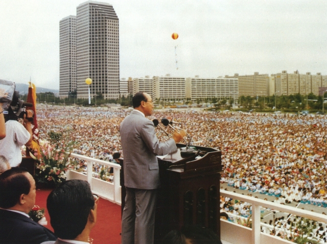 조용기  목사가 1992년 8월 세계 성령화 대성회가 열린 서울 여의도광장에서 설교하고 있다.
