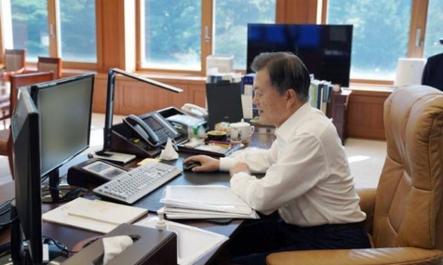 문재인 대통령이 14일 오전 청와대 여민관 집무실에서 '광주형 일자리'를 통해 처음으로 생산되는 경형 SUV 차량 '캐스퍼'를 온라인 사전예약하고 있다. 청와대 제공