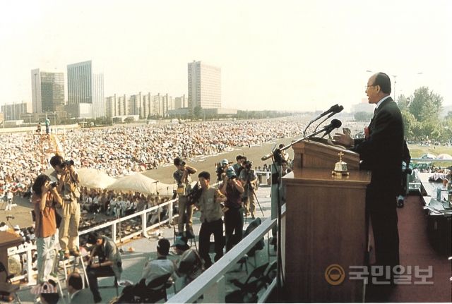 조용기 목사가 1991년 6월 22일 서울 여의도광장에서 개최된 '나라를 위한 특별 기도회'에서 말씀을 전하고 있다. 당시 참석한 성도들은 100만명이 넘었다.