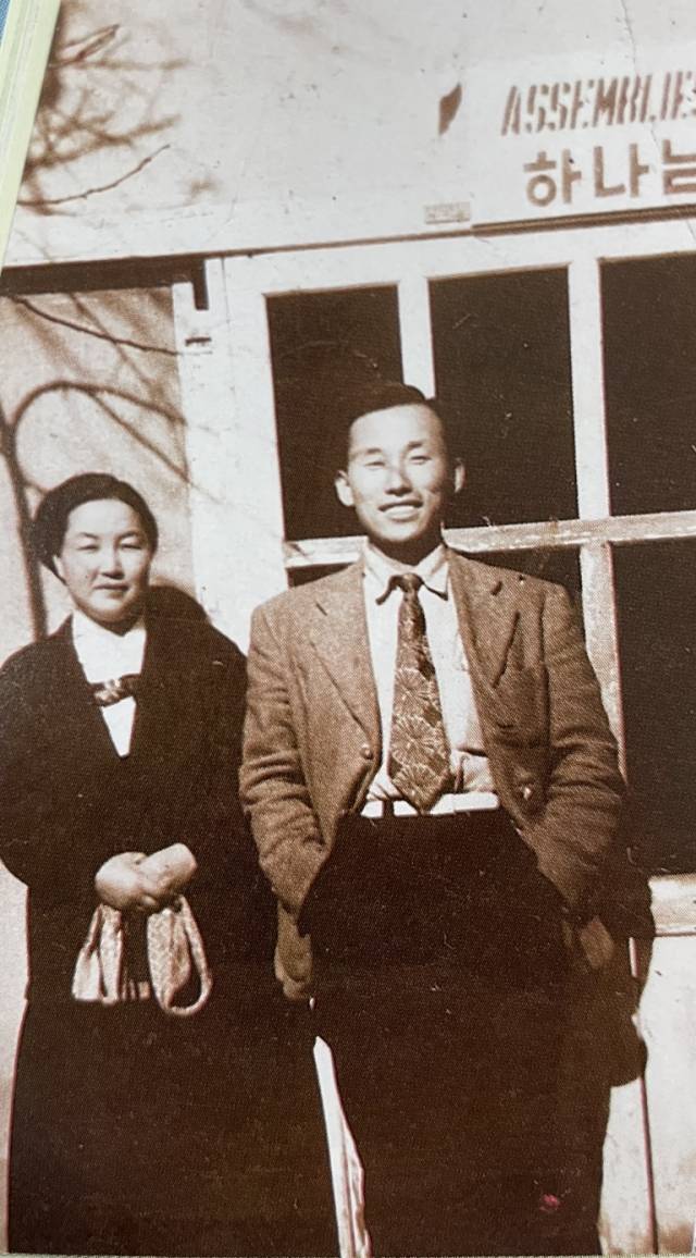 순복음신학교 재학 시절 최자실 목사와 함께한 조용기 목사(오른쪽).