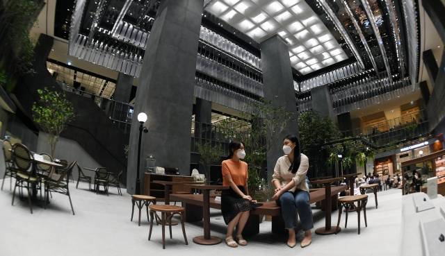 이탈리아 도심 광장 피아차를 모티브를 조성된 본관 지하 2층 복합문화공간인 '비 슬로우' 전경. 롯데는 3040대 젊은 고객 중심의 동탄 상권 공략을 위해 지하 1층에는 축구장 두 개보다 더 큰 면적을 자랑하는 1만8900㎡ 규모의 '푸드에비뉴' 식품관으로 꾸몄다.