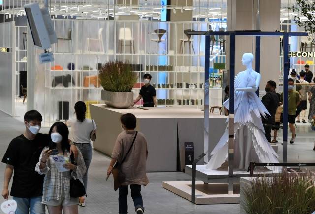 롯데백화점 동탄점은 고객들이 층마다 다채로운 자연을 느끼는 동시에 과도한 변화에 지치지 않도록 물(Water), 숲(Forest), 바람(Wind)의 3가지 테마를 선보였다고 한다. 사진은 물을 형상화한 '페이퍼 드레스' 등의 오브제로 구성된 본관 1층 전경.