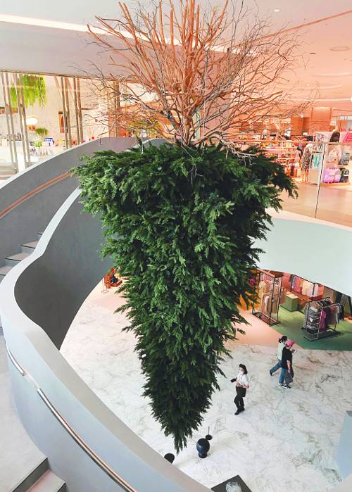 롯데백화점 동탄점은 전체가 하나의 갤러리처럼 꾸며졌다. 세계적 예술가 데이비드 호크니부터 국내외 유명 작가들까지 100점이 넘는 작품들을 만날 수 있다. 사진은 임정주 작가의 거꾸로 된 나무 '논엘로퀀트(noneloquent) 시리즈'.