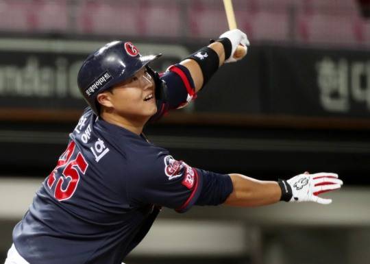 롯데가 한동희의 홈런 포함 혼자서 4타점을 올리는 수훈으로 막판 추격에 나선 KIA를 1점차로 따돌렸다.[연합뉴스]