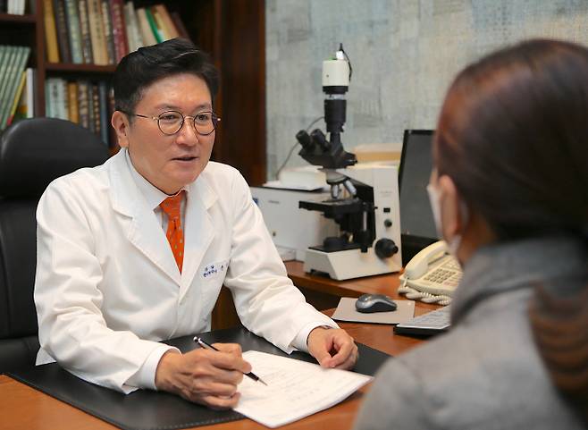 일중한의원 손기정 원장이 여성 방광염 환자를 진료하고 있다.