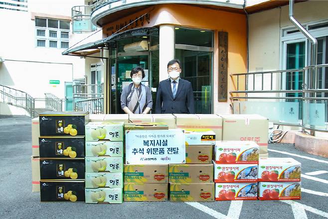 (왼쪽부터) 김선희 성애노인요양원 원장과 김영환 금성백조 부사장이 추석맞이 복지시설 위문품을 전달한 후 기념사진을 찍고 있다. [사진 제공 = 금성백조]