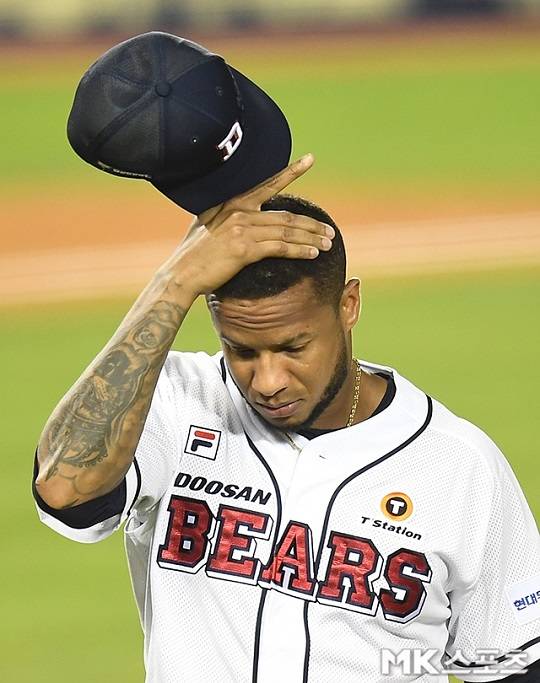 두산 베어스 외국인 투수 아리엘 미란다가 14일 서울 잠실야구장에서 열린 kt 위즈와의 경기에서 5회초 역전을 허용한 뒤 아쉬워하고 있다. 사진(서울 잠실)=천정환 기자