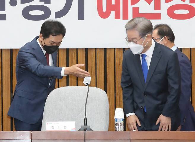 김기현 국민의힘 원내대표와 더불어민주당 대권주자인 이재명 경기도지사가 14일 서울 여의도 국회에서 열린 국민의힘-경기도 예산정책협의회에서 착석하고 있다. / 사진제공=뉴시스