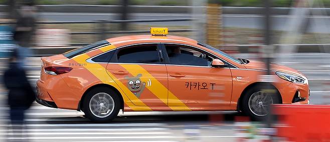 이른바 ‘타다금지법’으로 불렸던 ‘개정 여객자동차법’이 시행된 지난 4월 서울역 인근에서 카카오T 택시가 이동하는 모습. /사진=뉴스1