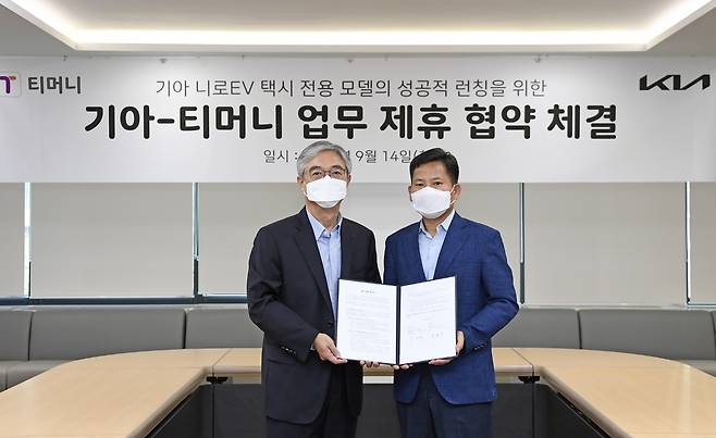 기아가 티머니와 ‘앱미터기 탑재’ 제휴 협약을 체결했다. 사진은 협약식을 진행한 김태극(왼쪽) 티머니 대표이사와 김상대 기아 기업전략실장. /사진=기아