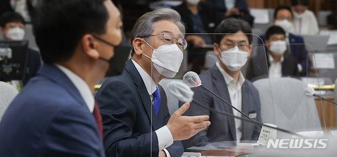 [서울=뉴시스] 전신 기자 = 더불어민주당 대권주자인 이재명 경기도지사가 14일 서울 여의도 국회에서 열린 국민의힘-경기도 예산정책협의회에서 발언하고 있다. (공동취재사진) 2021.09.14. photo@newsis.com