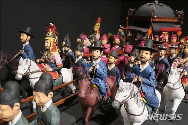 [서울=뉴시스] 13일 벨기에 한국문화원에서 개막한 '한국의 궁궐 특별전'에 전시된 한지 인형 작품 (사진=벨기에 한국문화원 제공) 2021.09.14. photo@newsis.com