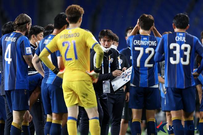 작전을 지시하는 울산 현대 홍명보 감독. 한국프로축구연맹 제공