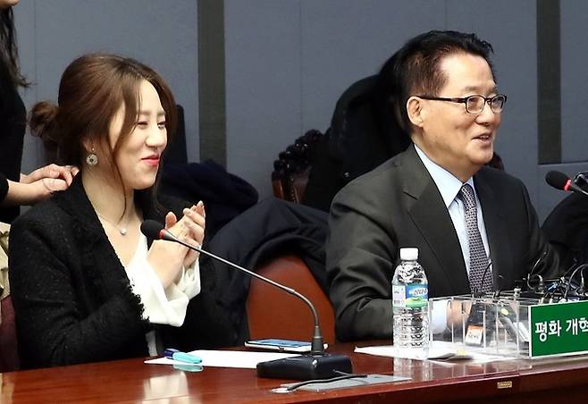 2018년 1월12일 서울 여의도 국회의원회관 제2세미나실에서 열린 국민의당지키기운동본부 전체회의에 참석한 박지원 의원이 동료 의원들에게 인사를 하고 있다. 왼쪽은 ‘고발 사주’ 의혹 제보자인 조성은 당시 국민의당 비대위원. 뉴시스
