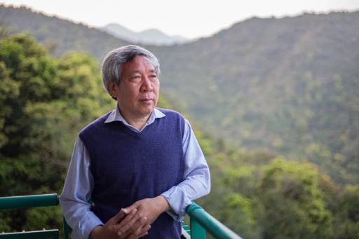 글쓰기를 위해 모든 걸 바치는 작가로 기억해 주길 희망한다는 옌롄커는 “한국에 가서 친구들과 독자들을 만나고, 술 한잔하고 커피를 마시며 한담을 나누고 싶은 마음이 간절하다”고 말했다. 자음과모음 제공