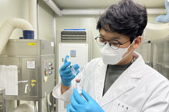 한국원자력연구원 연구원이 ‘방사선 기반 백신 개발 가속화 기술’을 활용해 개발한 살모넬라 백신(ATOMSal-L6)을 주입하고 있다. 사진제공=한국원자력연구원