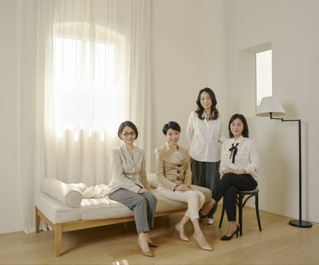 이원희(왼쪽부터) 디자인 스페셜리스트, 이원희 크리에이티브 디렉터(Creative director·CD), 임정아 총괄 대표, 정승은 상품 스페셜리스트 정승은 CD, 임지은 디지털마케팅 스페셜리스트. /사진 제공=노엘로힐스