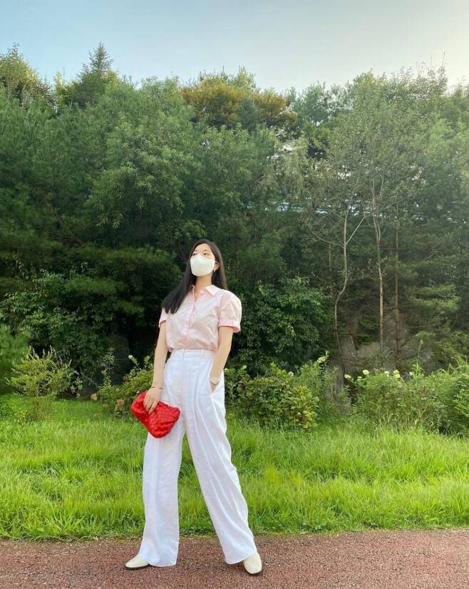 Davichi Lee Hae-ri laughs with unique shirtLee Hae-ri posted five photos on her Instagram account on Thursday, with the caption: Why did your brother, why did he come in a Gift wrapper?In the photo, Lee Hae-ri is walking down the forest road wearing a pink shirt and white pants, matching a red clutch bag.It seems that his acquaintance and outing came out from his writings and photographs.The netizens are responding in various ways by paying attention to the article Did you wear a wrapping paper?The netizens praised Lee Hae-ris beauty and styling with the same comment as My sister is a gift, so I came out wearing wrapping paper and I am pretty even though I pack.Davisi colleague Kang Min-kyung expressed his affection with a comment, Its a petit angel baby.Lee Hae-ri made his debut with the 2008 Kang Min-kyung as Female duo Davisi.Starting with his debut song I hate you, I love you, 8282, Ive been in an accident, Stop time, Love and war, Do not say goodbye and Turtle.He is loved by fans for his outstanding singing skills.