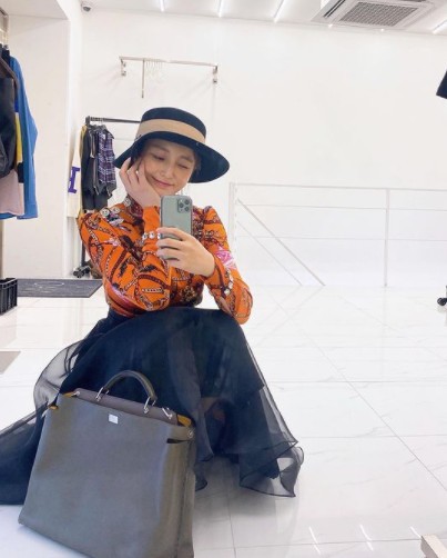 Actor Ahn Hye-Kyung has gathered Eye-catching by releasing a photo of fashionista.Ahn Hye-Kyung said on his Instagram on the 14th, Our Rossi is wonderful to stylize to the theme and concept every time it broadcasts.So every time I go to fit, I feel good # 10 days # # Fitting # Shooting # Weather is good and posted several photos.The photo shows Ahn Hye-Kyung posing in various costumes.From the appearance of matching colorful blouses and rich skirts in a wide-brimmed hat, to the appearance of matching unique skirts in the south, to the appearance of wearing colorful jewelery in a white dress, it shows elegant yet sophisticated charm and collects Eye-catching.Fans said, Everything looks good, You are beautiful and beautiful at any time.Meanwhile, Ahn Hye-Kyung is meeting with fans through SBS entertainment Shouldering Girls.