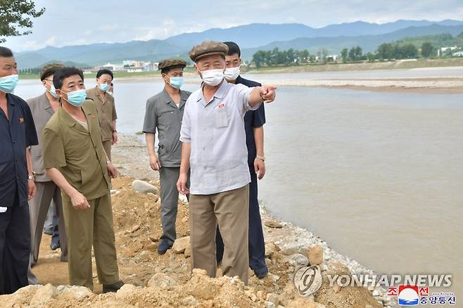 김덕훈 북한 내각총리, 함경남도 수해 복구현장 찾아 김덕훈 북한 내각 총리가 함경남도 영광군과 신흥군, 홍원군, 단천시 등 최근 수해가 발생한 지역을 돌아봤다고 조선중앙통신이 지난달 12일 보도했다. [조선중앙통신=연합뉴스 자료사진] 
    [국내에서만 사용가능. 재배포 금지. For Use Only in the Republic of Korea. No Redistribution]