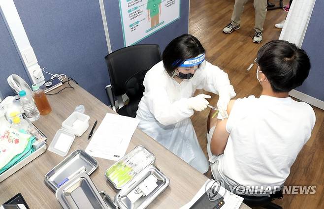 코로나19 백신 접종받는 고등학생 ※ 기사와 직접 관계가 없는 자료사진입니다.
[연합뉴스 자료사진]