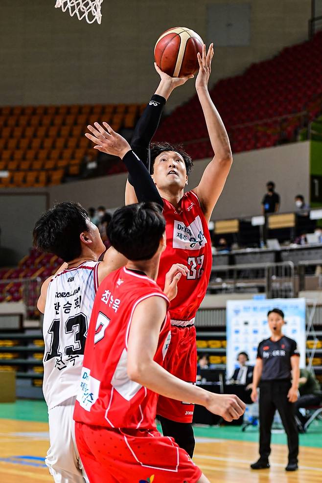 14일 인삼공사와 경기에서 골 밑 공격을 시도하는 오리온 이종현. [KBL 제공. 재판매 및 DB 금지]