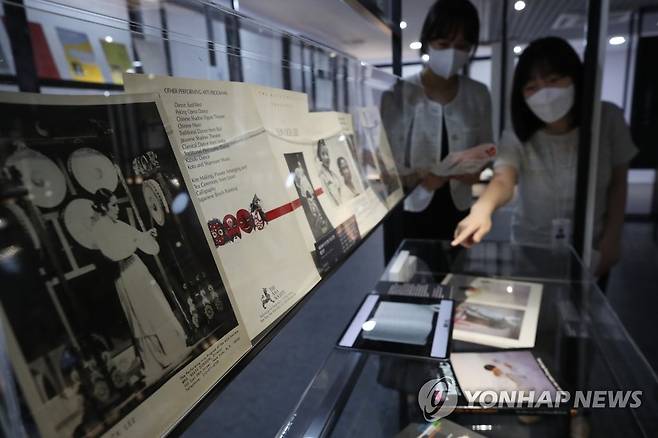 근현대 국악사 조망 '국립국악원 미공개 소장품전' (서울=연합뉴스) 강민지 기자 = 14일 오후 서울 서초구 국립국악박물관에서 '국립국악원 미공개 소장품전' 기자간담회 참석자들이 전시를 둘러보고 있다. 2021.9.14 mjkang@yna.co.kr