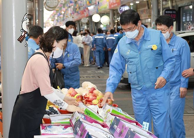 포항 큰동해시장에서 장을 보는 남수희 포스코 포항제철소장 [포스코 제공. 재판매 및 DB 금지]