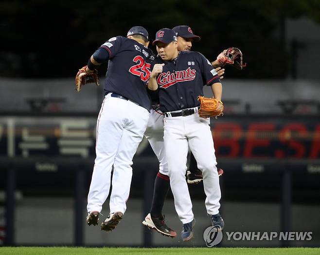롯데, 짜릿한 1점 차 승리 세리머니 (광주=연합뉴스) 조남수 기자 = 14일 광주-기아챔피언스필드에서 열린 2021 프로야구 롯데 자이언츠와 KIA 타이거즈의 경기에서 8-7 한 점 차로 승리한 롯데의 한동희, 안치홍, 마차도가 기쁨의 세리머니하고 있다. 2021.9.14 iso64@yna.co.kr