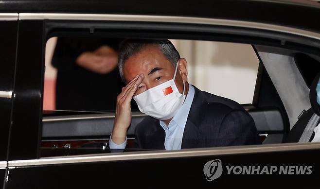 왕이 중국 외교부장 입국 (영종도=연합뉴스) 김인철 기자 = 왕이 중국 외교담당 국무위원 겸 외교부장이 14일 오후 인천국제공항 제2여객터미널로 입국해 인사하고 있다.
    왕이 부장은 15일 정의용 외교부 장관과 만나 교착 상태에 있는 북미 비핵화 대화 재개 방안을 포함한 한반도 평화프로세스 재가동 문제 등을 논의할 것으로 보인다. 2021.9.14 yatoya@yna.co.kr