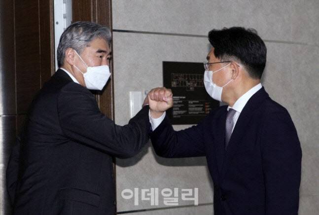 [사진공동취재단] 노규덕 한반도평화교섭본부장(오른쪽)와 성 김 미국 대북특별대표가 21일 서울 중구 롯데호텔에서 열린 한미 북핵 수석대표 협의에서 만나 인사하고 있다.