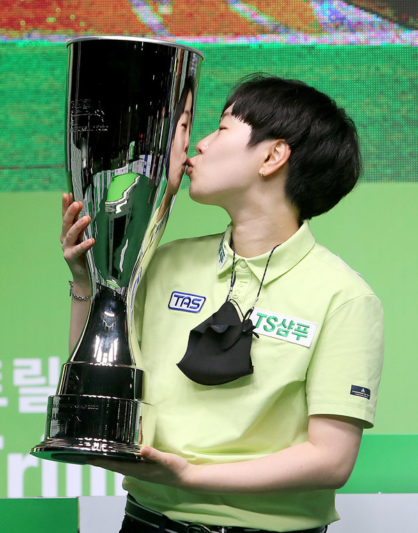 사진= 지난 시즌 TS샴푸 챔피언십에서 트로피에 키스하는 김세연, PBA 제공