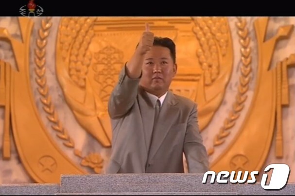북한의 정권수립 73주년 기념 '민간 및 안전무력' 열병식에 참석한 김정은 노동당 총비서가 열병종대를 향해 엄지를 들어올리고 있다.© 뉴스1
