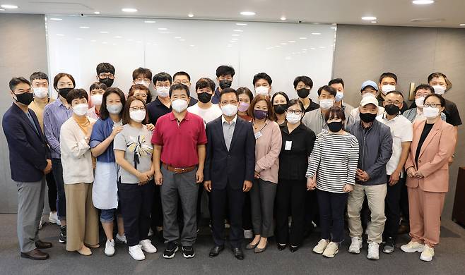 bhc치킨이 지난 14일 전국 가맹점협의회 지역 회장단 간담회를 가졌다. 행사 뒤 임금옥 bhc 대표(맨앞줄 왼쪽에서 여섯번째) 및 가맹점주들이 기념사진을 찍고 있다. (bhc치킨 제공) © 뉴스1