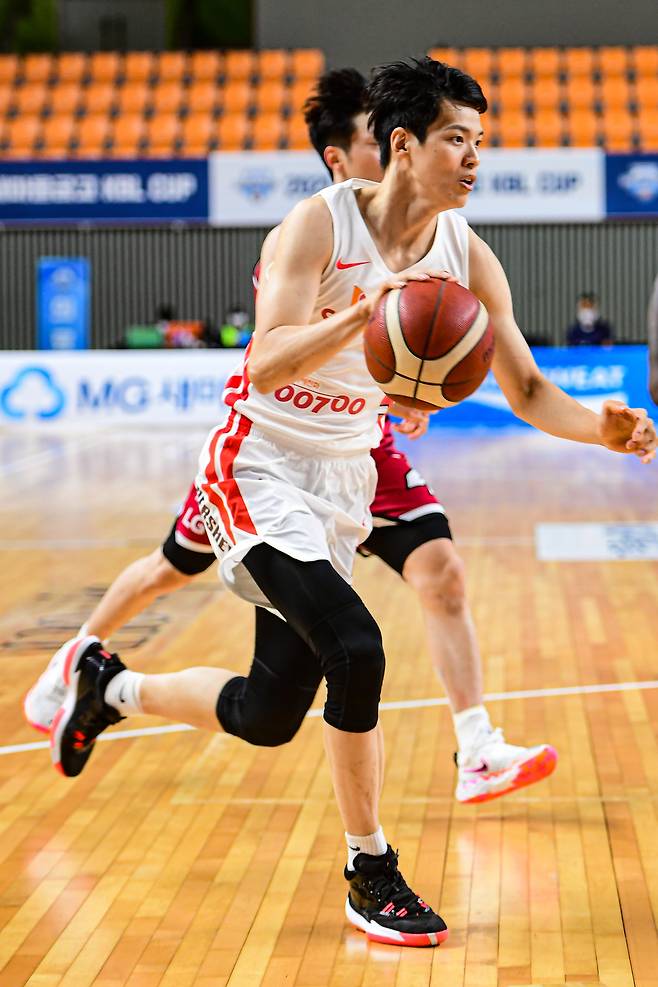 서울 SK 김선형이 15일 창원 LG와의 2021 MG새마을금고 KBL컵 대회 A조 예선에서 돌파를 시도하고 있다.(KBL 제공) © 뉴스1
