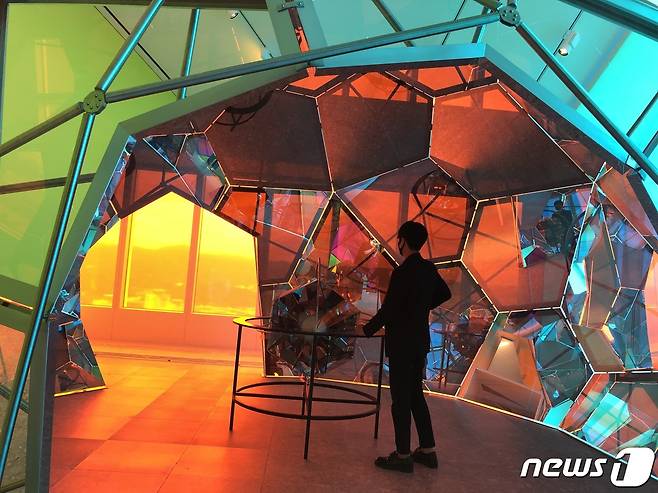 193m 높이의 전망대에는 세계적인 미술가 올리퍼 엘리아슨의 과학과 미술이 결합된 작품 7점이 전시되고 있다. (대전신세계 제공)© 뉴스1