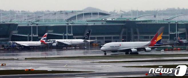 인천국제공항 계류장에 여객기가 세워져 있는 모습. /뉴스1DB