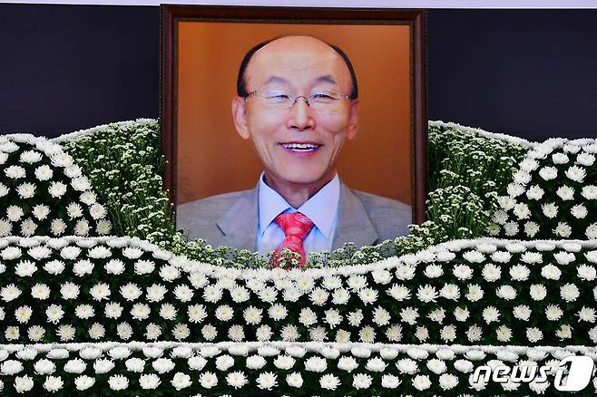 조문객들이 15일 서울 여의도순복음교회 대성전 1층 베다니홀에 마련된 고 조용기 원로목사의 빈소에서 조문하고 있다. (국민일보 제공) 2021.9.15/뉴스1