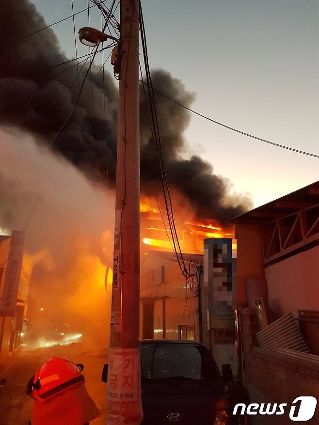 15일 오후 6시50분께 대전 대덕구 대화동의 한 의료용품 제조업체에서 불이 나 건물 1개동 2층이 모두 불탔다. (대전소방본부 제공) © 뉴스1