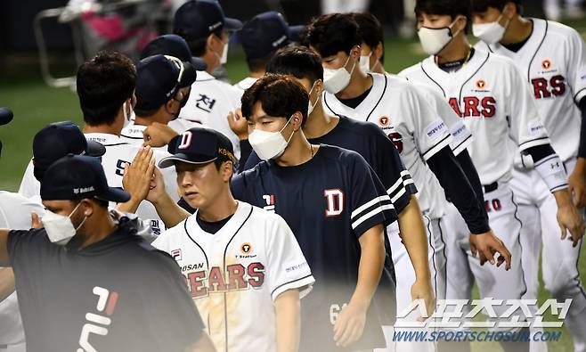 2021 KBO리그 두산 베어스와 KT 위즈의 경기가 15일 잠실구장에서 열렸다. 경기에서 6대2로 승리한 두산 선수들이 기뻐하고 있다. 잠실=박재만 기자 pjm@sportschosun.com/2021.09.15/