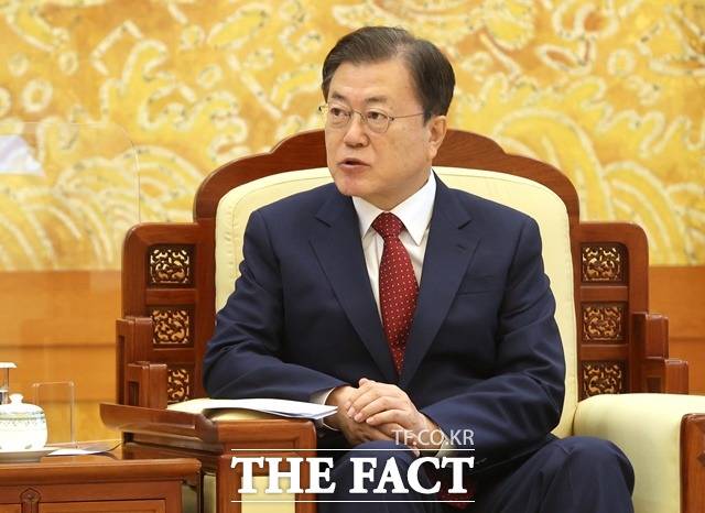 문재인 대통령이 15일 북한의 잇따른 미사일 발사와 관련해 "우리의 미사일 전력 증강이 북한의 도발에 대한 확실한 억지력이 될 수 있다"고 말했다. 문 대통령이 이날 오전 청와대 본관 접견실에서 왕이 중국 국무위원 겸 외교부장을 접견하며 인사말을 하는 모습. /뉴시스