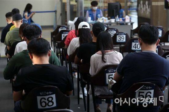 지난 13일 서울 성북구 예방접종센터에서 코로나19 백신을 맞은 시민들이 이상반응 모니터링 구역에서 대기하고 있다. /문호남 기자 munonam@