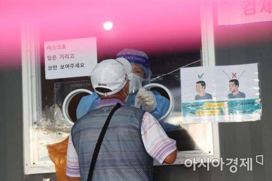 수도권을 중심으로 코로나19 확산세가 거세지고 있는 15일 서울역 광장에 마련된 임시 선별검사소가 시민들로 북적이고 있다. /문호남 기자 munonam@